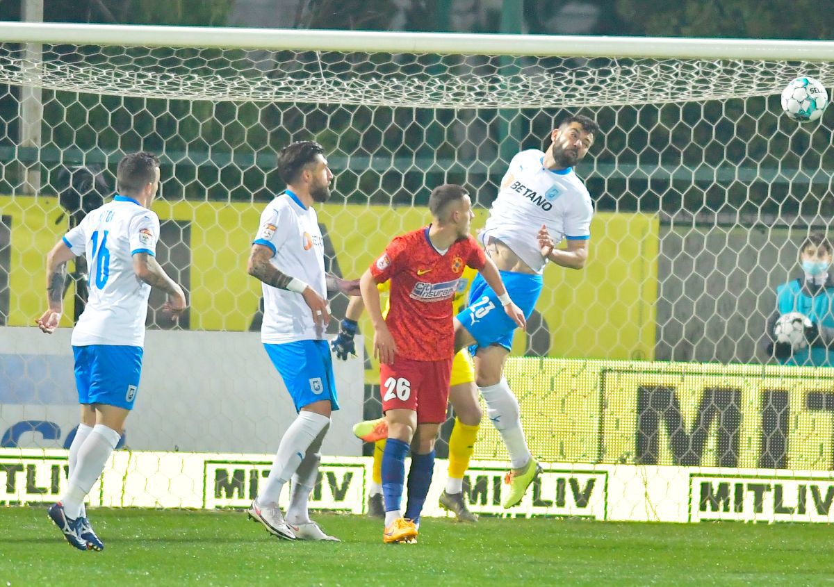 FCSB a schimbat liniile la pauza meciului cu Craiova