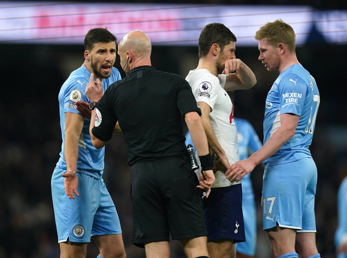 A confirmat idila dintre fotbalist și prezentatoarea de la Insula Iubirii » A urmat o replică furioasă: „Ieși! De asta nu vorbesc cu oameni mai în vârstă!”