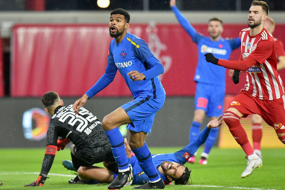 Becali îi dă indicații tactice lui Edjouma, schimbat la pauză cu Sepsi: „Bă, vrei să nu fii scos?”