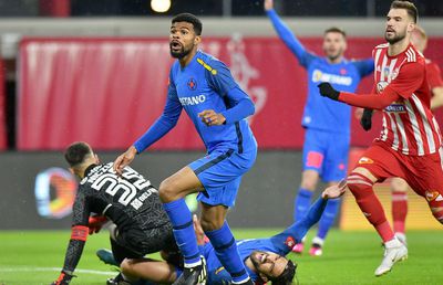 Becali îi dă indicații tactice lui Edjouma, schimbat la pauză cu Sepsi: „Bă, vrei să nu fii scos?”