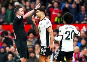 Drastici: englezii i-au dat o suspendare enormă atacantului care a împins arbitrul din meciul cu Manchester United