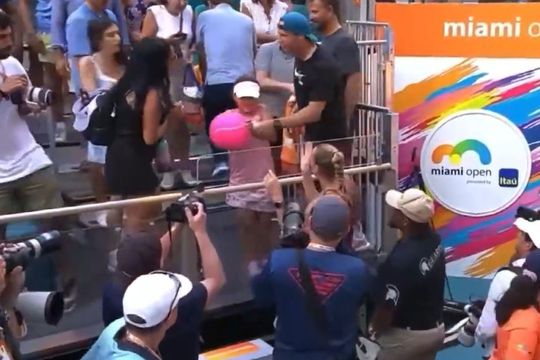Succesul cehoaicei Petra Kvitova (33 de ani, 10 WTA) de la Miami a fost umbrit de un gest comis imediat după finala cu Elena Rybakina (23 de ani, 7 WTA), scor 7-6(12), 6-2.