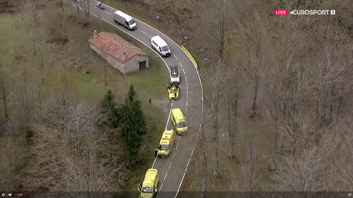 Accident înfiorător în Turul Țării Bascilor » 3 nume mari au abandonat. Vingegaard, cel mai grav, luat cu salvarea!