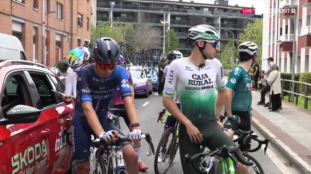 Accident înfiorător în Turul Țării Bascilor » 3 nume mari au abandonat. Vingegaard, cel mai grav, luat cu salvarea!