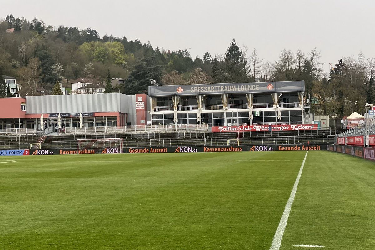 Edi Iordănescu dărâmă vestiarele, schimbă complet gazonul și aduce aparatură „de luptă” din țară! GSP a mers la baza de pregătire a României din Würzburg