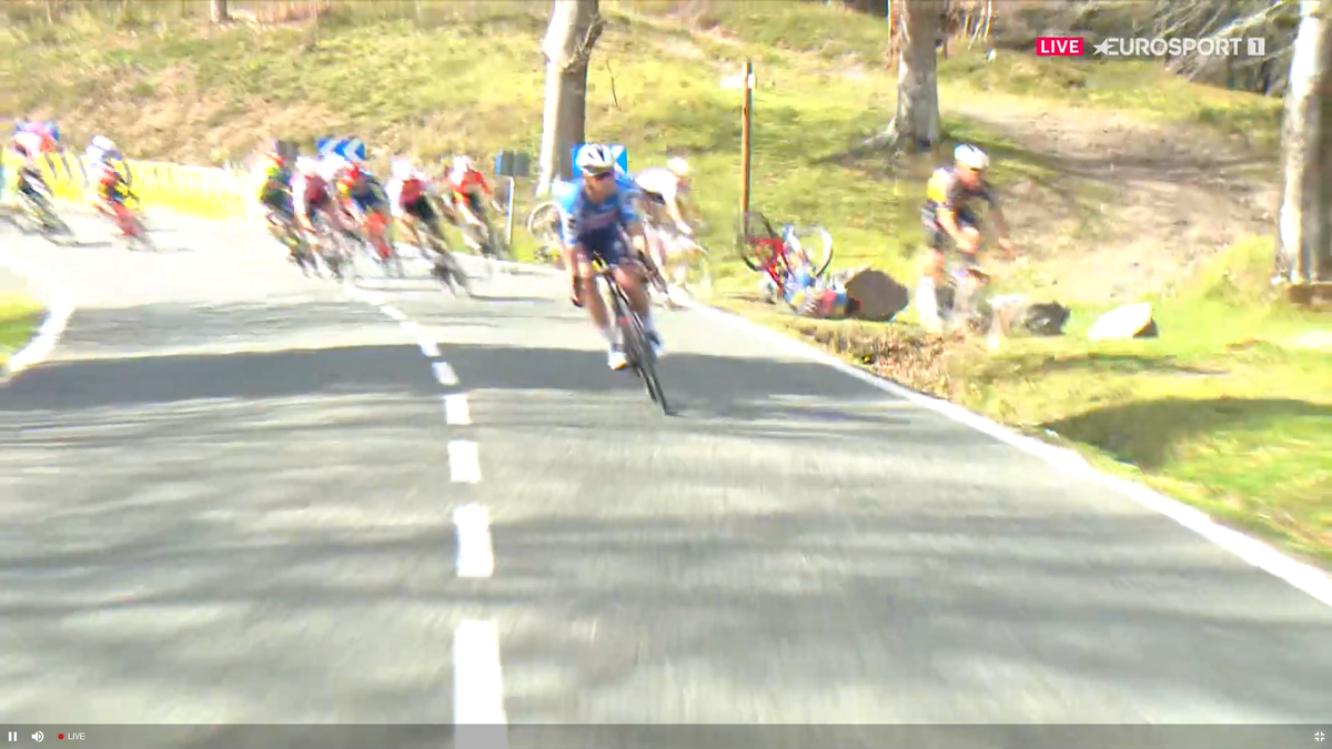 Accident înfiorător în Turul Țării Bascilor » 3 nume mari au abandonat. Vingegaard, cel mai grav, luat cu salvarea!