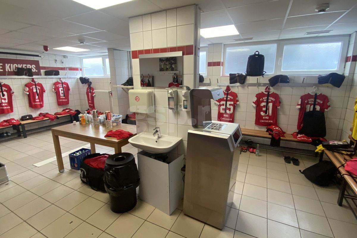 Edi Iordănescu dărâmă vestiarele, schimbă complet gazonul și aduce aparatură „de luptă” din țară! GSP a mers la baza de pregătire a României din Würzburg