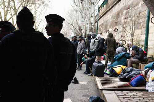 Autoritățile de la Paris au luat decizia de a-i muta pe oamenii străzii din capitala Franței în adăposturi temporare din afara orașului / Sursă foto: Imago Images