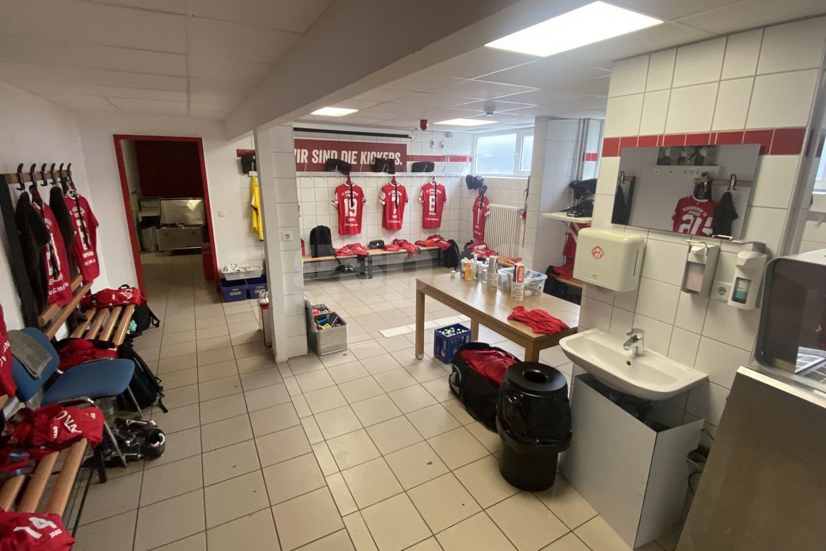 Edi Iordănescu dărâmă vestiarele, schimbă complet gazonul și aduce aparatură „de luptă” din țară! GSP a mers la baza de pregătire a României din Würzburg