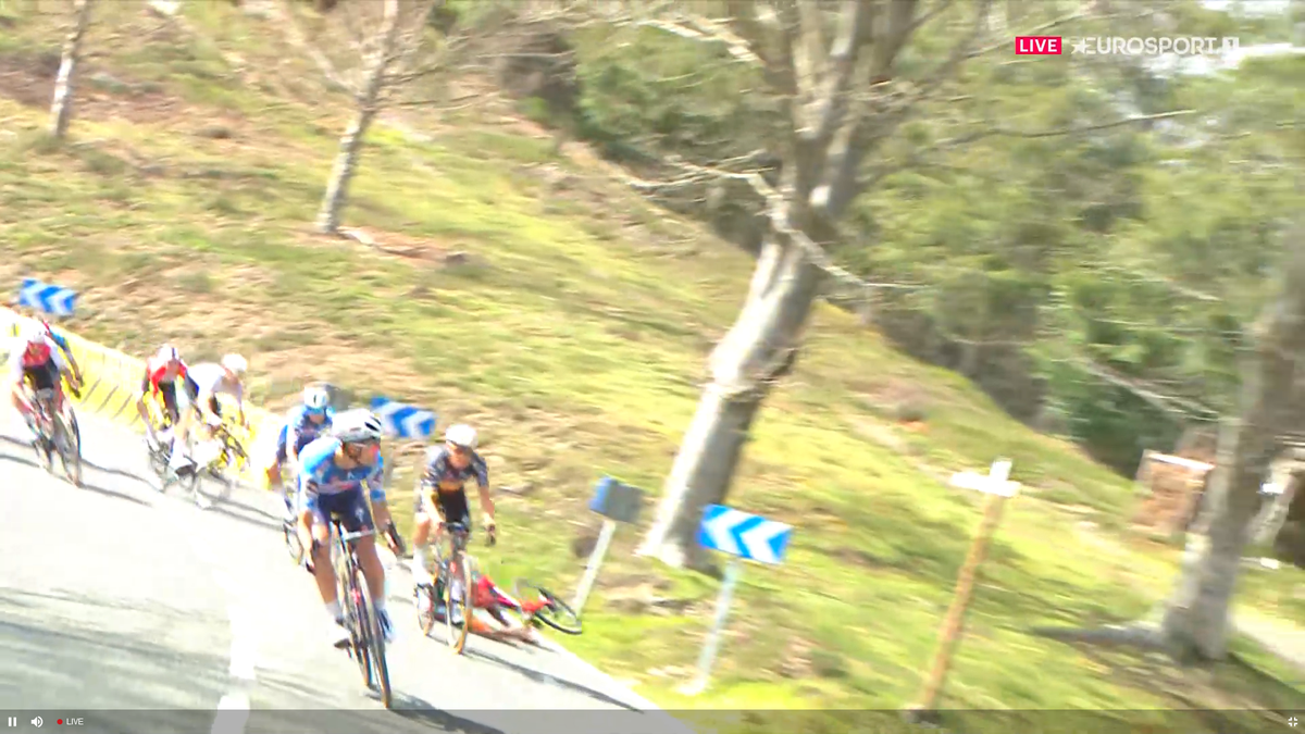 Accident înfiorător în Turul Țării Bascilor » 3 nume mari au abandonat. Vingegaard, cel mai grav, luat cu salvarea!