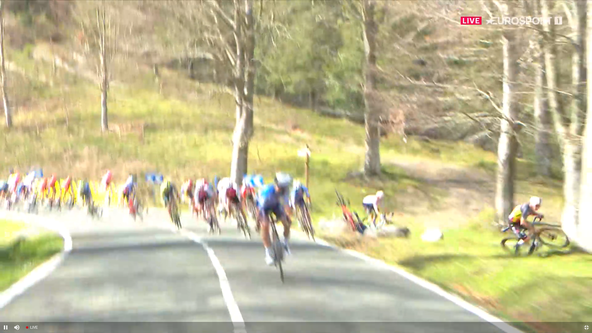 Accident înfiorător în Turul Țării Bascilor » 3 nume mari au abandonat. Vingegaard, cel mai grav, luat cu salvarea!