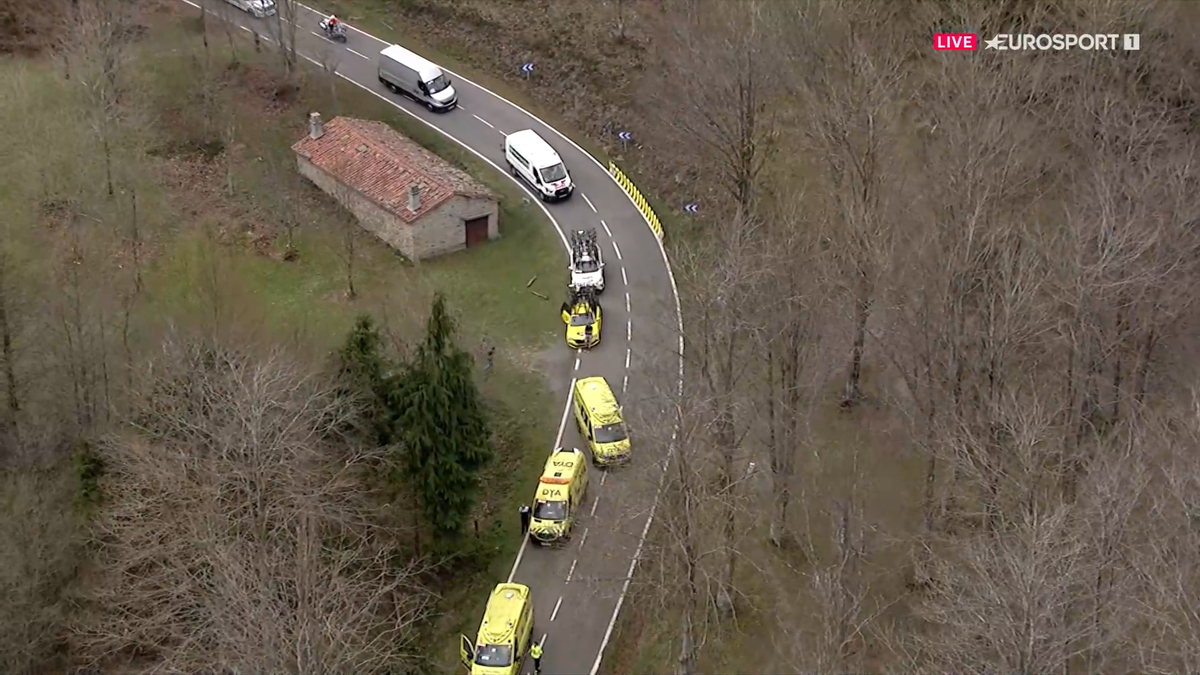 Accident înfiorător în Turul Țării Bascilor » 3 nume mari au abandonat. Vingegaard, cel mai grav, luat cu salvarea!