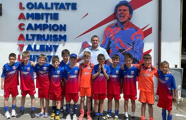 La mulți ani, Marius Lăcătuș! Fostul mare internațional, simbolul Stelei, a împlinit azi 60 de ani. George Ogăraru, coleg, elev, fan și prieten al Unicului nr. 7 i-a pregătit acestuia mai multe surprize