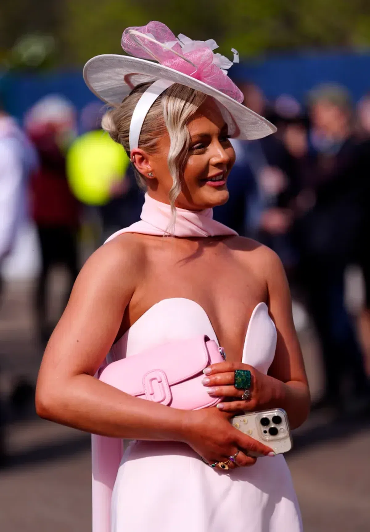 Britanicii știu să petreacă! În ce au transformat cea mai așteptată competiție sportivă a săptămânii