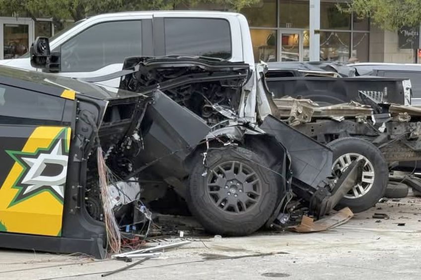 Mașina Tesla descrisă de Elon Musk drept „indestructibilă” a fost RUPTĂ în două de un Mercedes