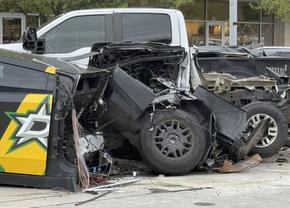 Mașina Tesla, descrisă de Elon Musk drept „indestructibilă”, a fost RUPTĂ în două de un Mercedes