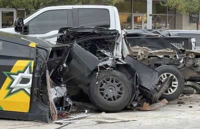 Mașina Tesla, descrisă de Elon Musk drept „indestructibilă”, a fost RUPTĂ în două de un Mercedes