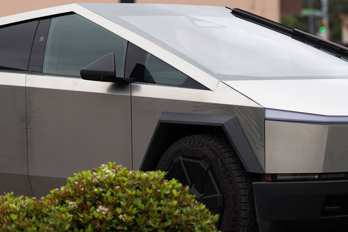 Mașina Tesla, descrisă de Elon Musk drept „indestructibilă”, a fost RUPTĂ în două de un Mercedes