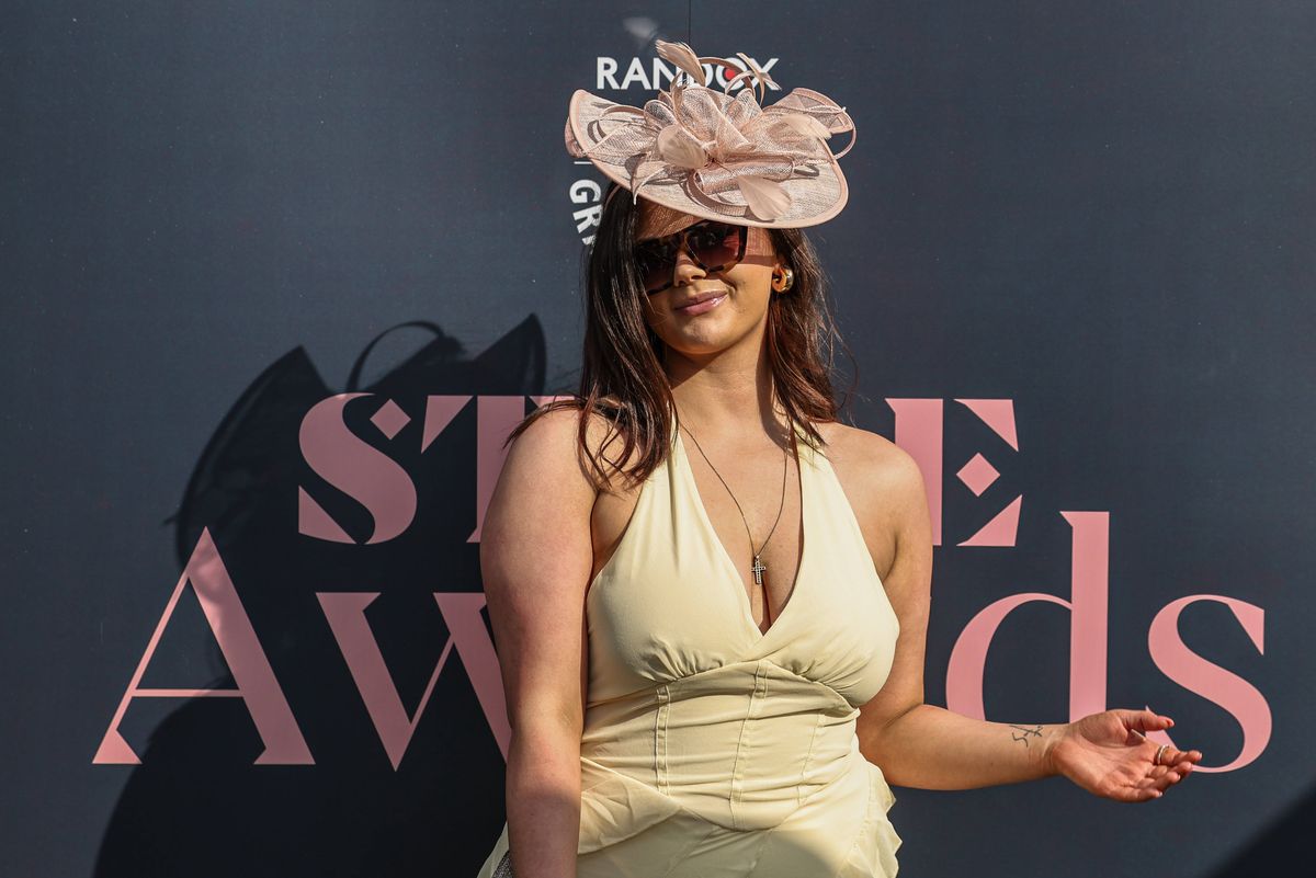 Britanicii știu să petreacă! În ce au transformat cea mai așteptată competiție sportivă a săptămânii