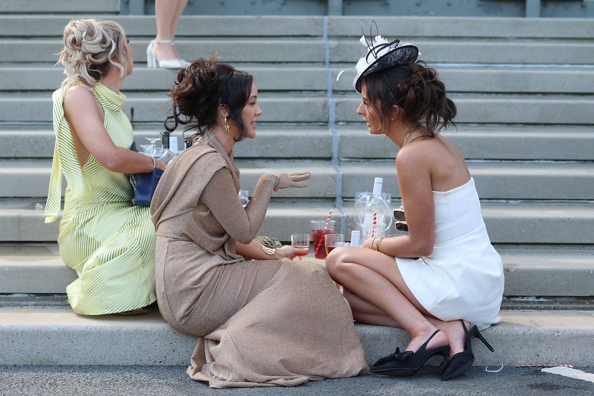 Britanicii știu să petreacă! În ce au transformat cea mai așteptată competiție sportivă a săptămânii