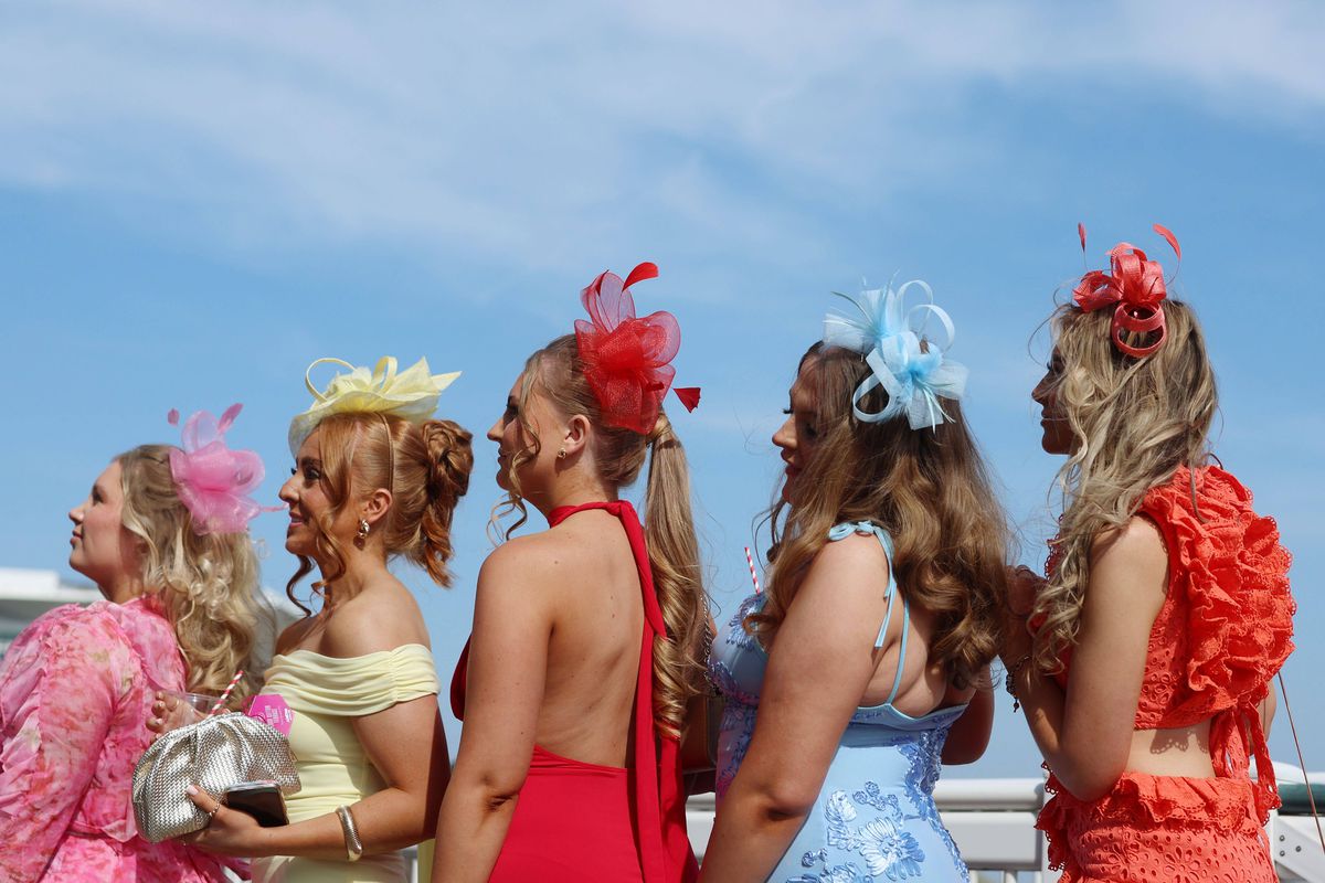 Britanicii știu să petreacă! În ce au transformat cea mai așteptată competiție sportivă a săptămânii