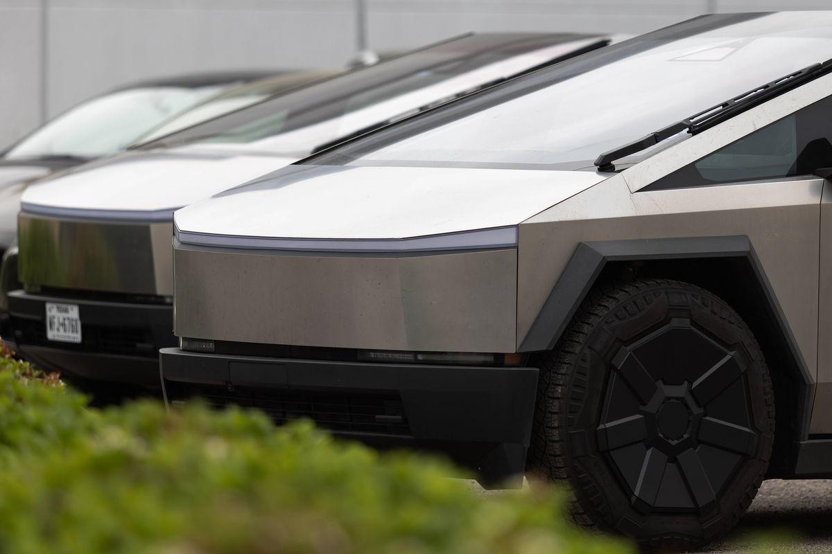 Mașina Tesla, descrisă de Elon Musk drept „indestructibilă”, a fost RUPTĂ în două de un Mercedes