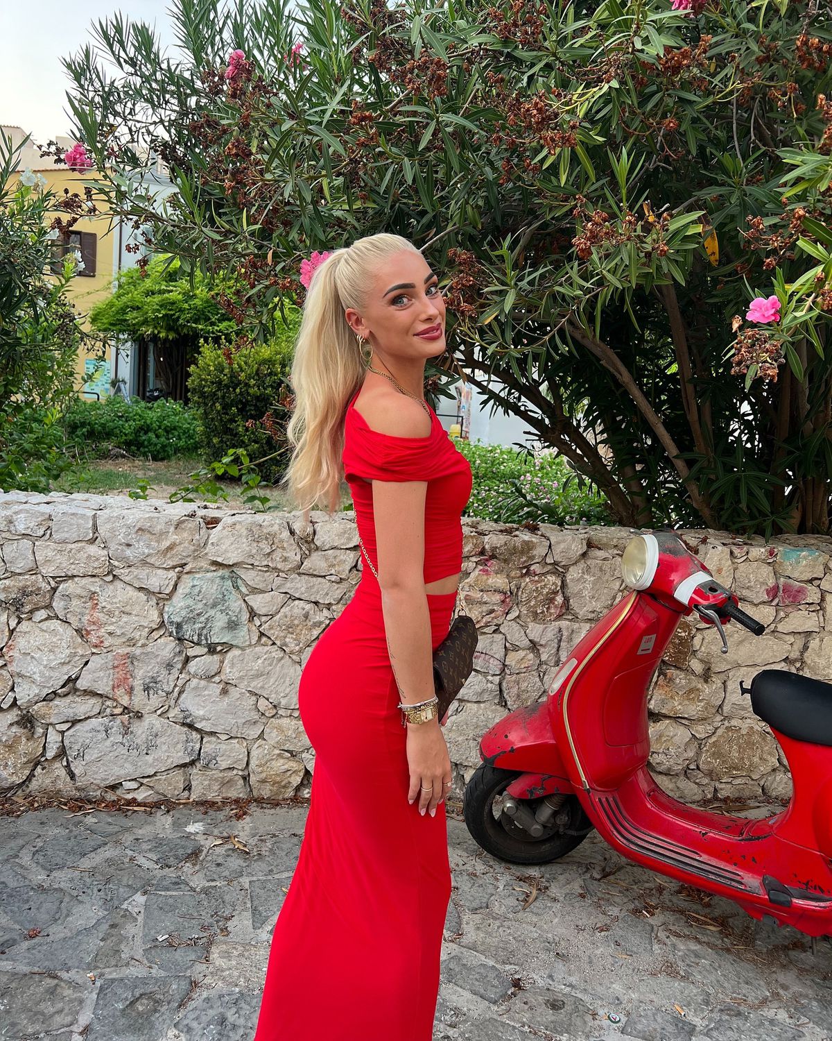 Esmee întoarce privirile în sala de fitness! Cine e blonda care a cucerit Olanda și a câștigat titlul de „Miss Intercontinental”