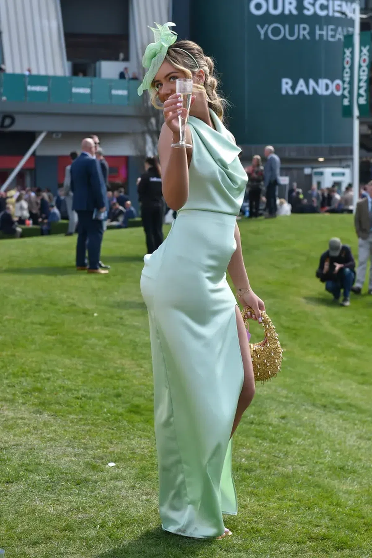 Britanicii știu să petreacă! În ce au transformat cea mai așteptată competiție sportivă a săptămânii