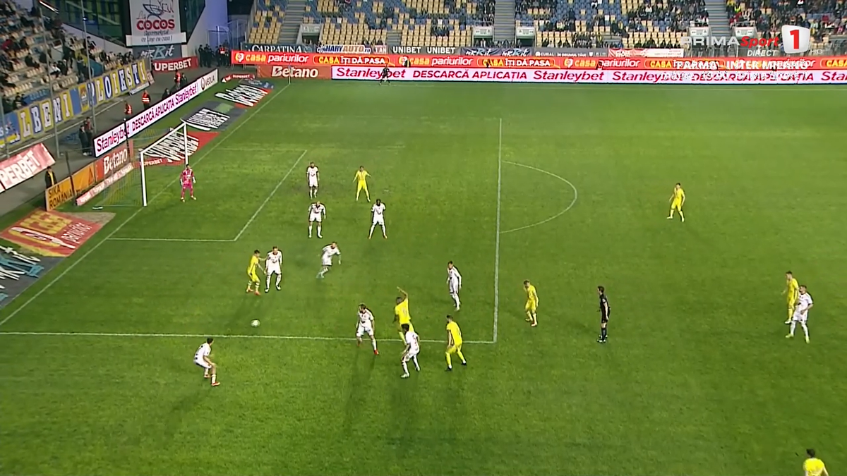 Două faze controversate în Petrolul - Sepsi, ambele judecate în aceeași direcție » Henț evident în careu, arbitrul nu a revăzut intervenția