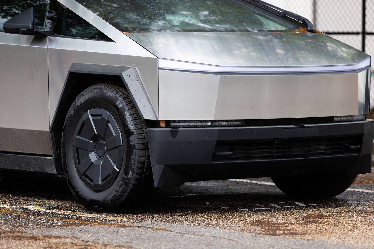 Mașina Tesla, descrisă de Elon Musk drept „indestructibilă”, a fost RUPTĂ în două de un Mercedes