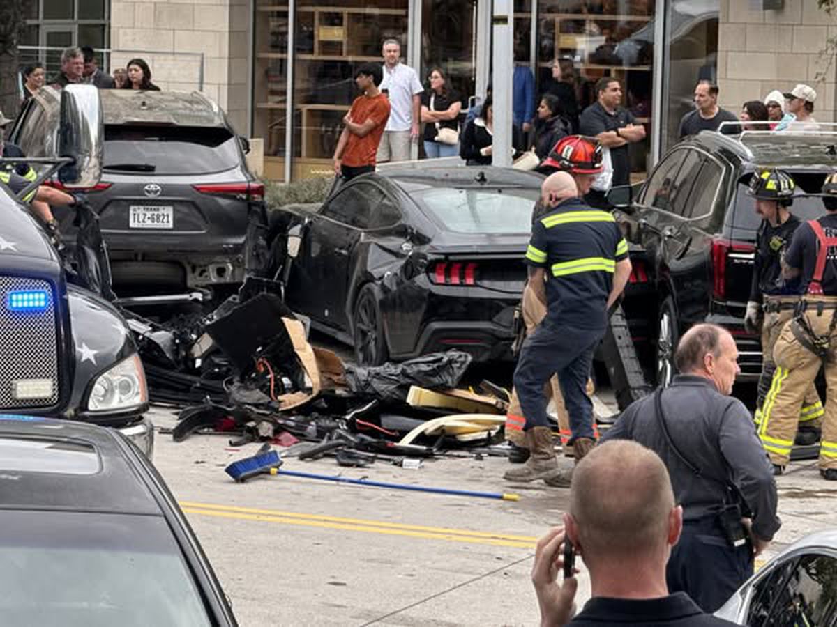 Mașina Tesla, descrisă de Elon Musk drept „indestructibilă”, a fost RUPTĂ în două de un Mercedes