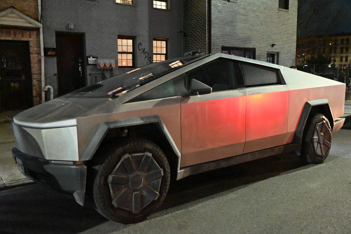 Mașina Tesla, descrisă de Elon Musk drept „indestructibilă”, a fost RUPTĂ în două de un Mercedes