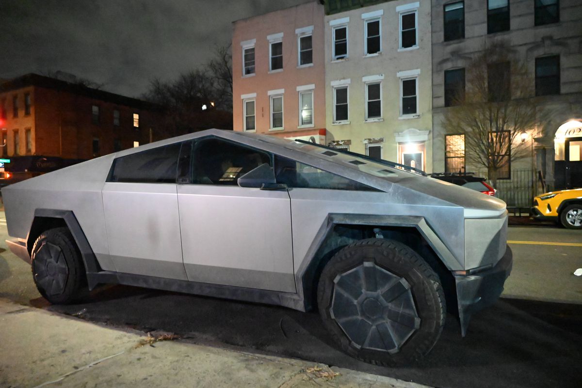 Mașina Tesla, descrisă de Elon Musk drept „indestructibilă”, a fost RUPTĂ în două de un Mercedes