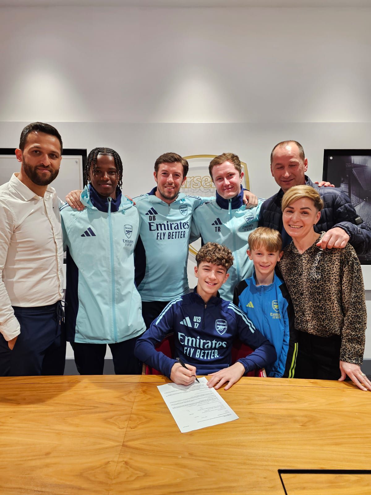 Românul Robert Asavetei a semnat cu Arsenal U13