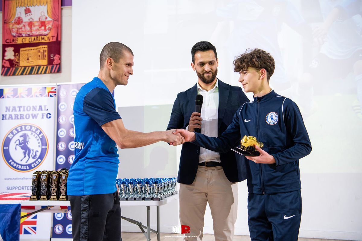 Românul Robert Asavetei a semnat cu Arsenal U13