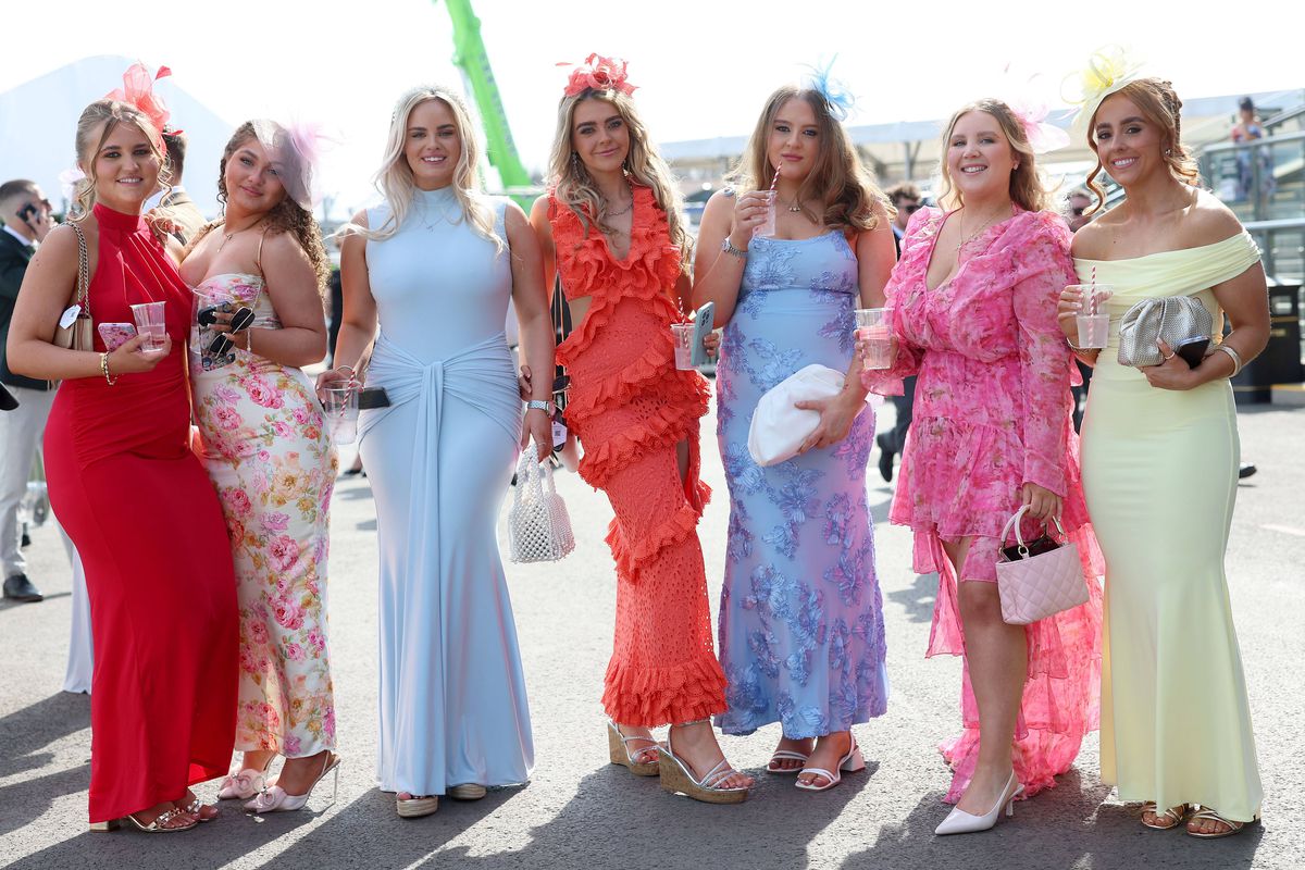 Britanicii știu să petreacă! În ce au transformat cea mai așteptată competiție sportivă a săptămânii