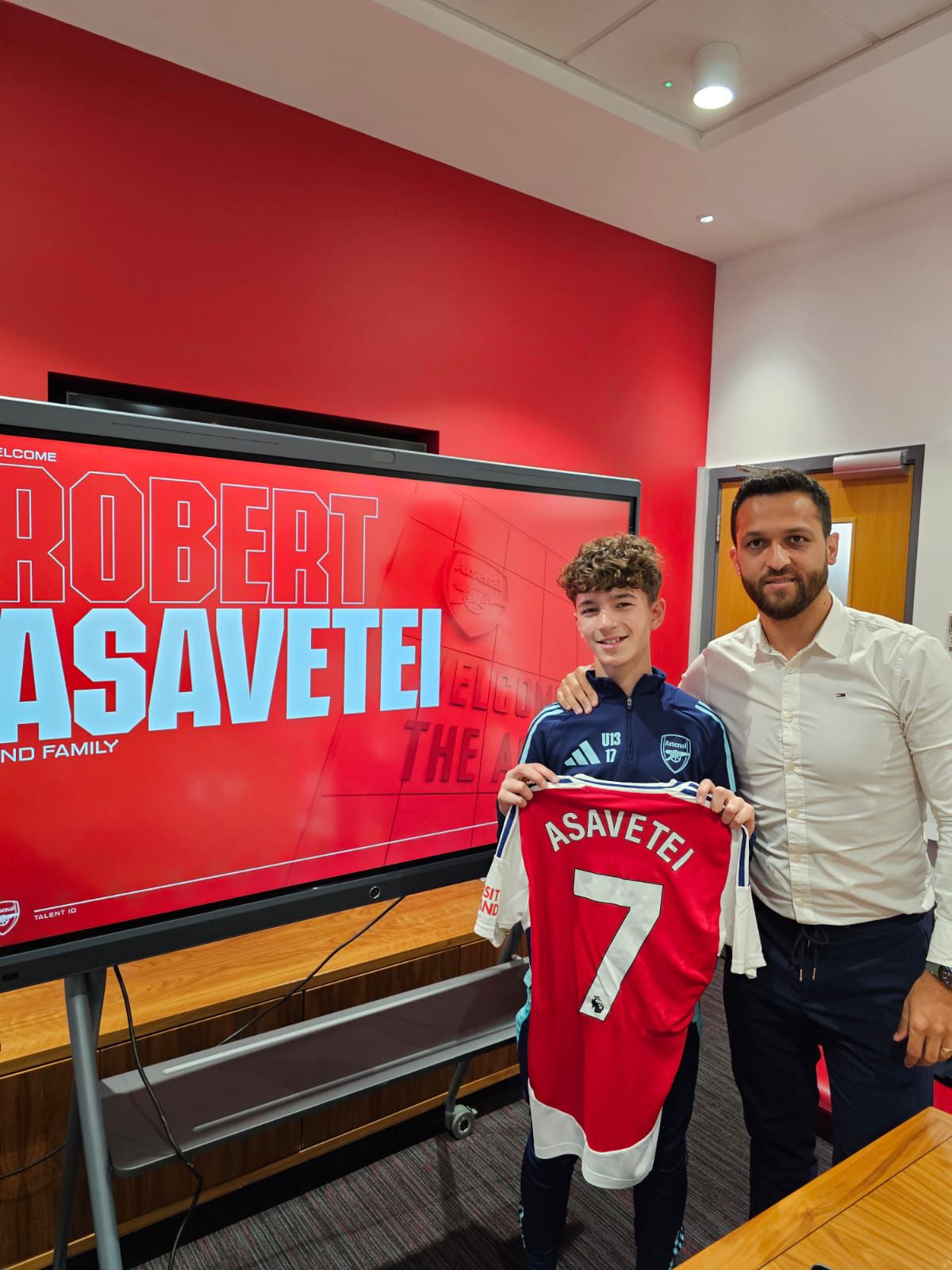 Povestea românului crescut de Chelsea, care a semnat acum cu Arsenal » A făcut primii pași în fotbal sub bagheta unui fost jucător de la Oțelul Galați, care colaborează cu Academia Hagi