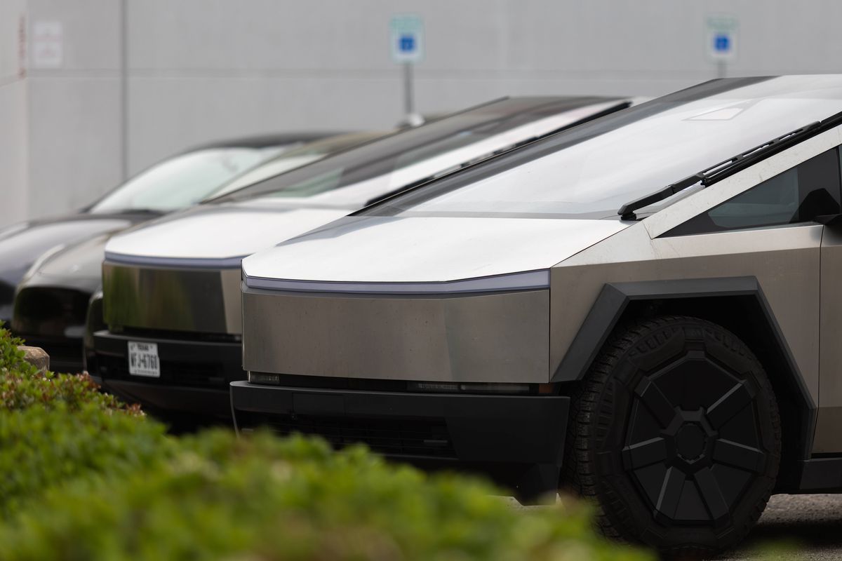 Mașina Tesla, descrisă de Elon Musk drept „indestructibilă”, a fost RUPTĂ în două de un Mercedes