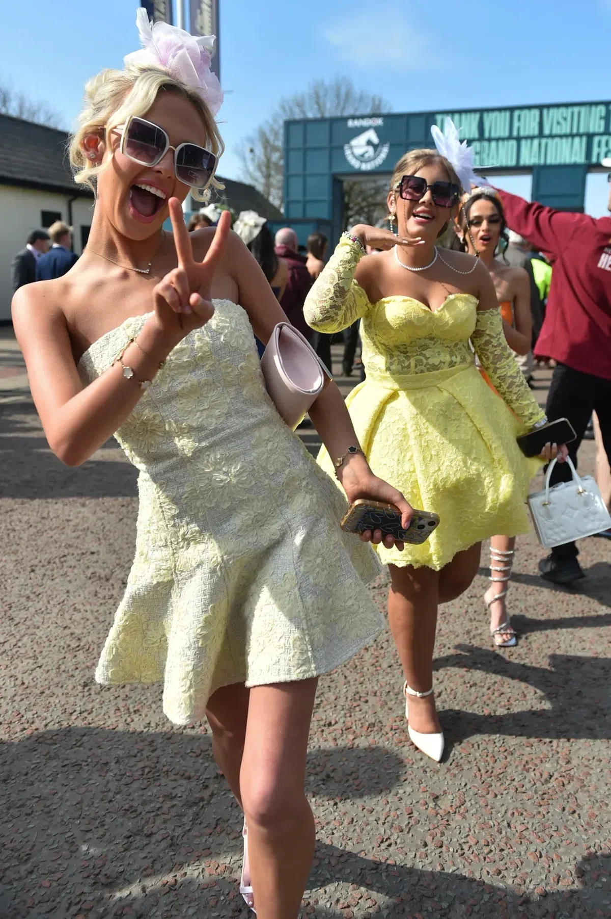 Britanicii știu să petreacă! În ce au transformat cea mai așteptată competiție sportivă a săptămânii