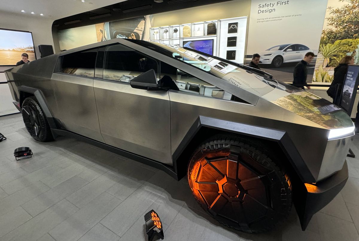 Mașina Tesla, descrisă de Elon Musk drept „indestructibilă”, a fost RUPTĂ în două de un Mercedes