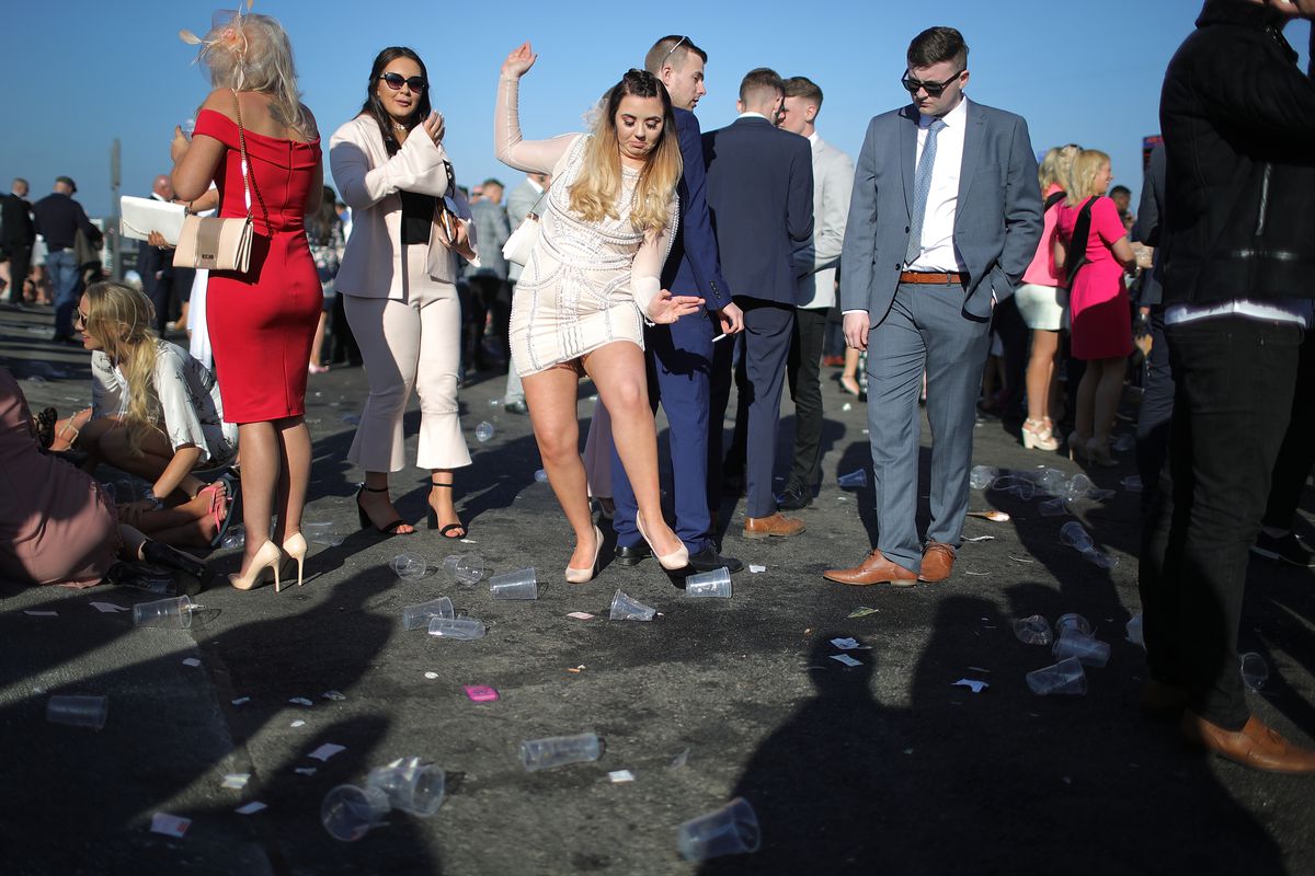 Britanicii știu să petreacă! În ce au transformat cea mai așteptată competiție sportivă a săptămânii