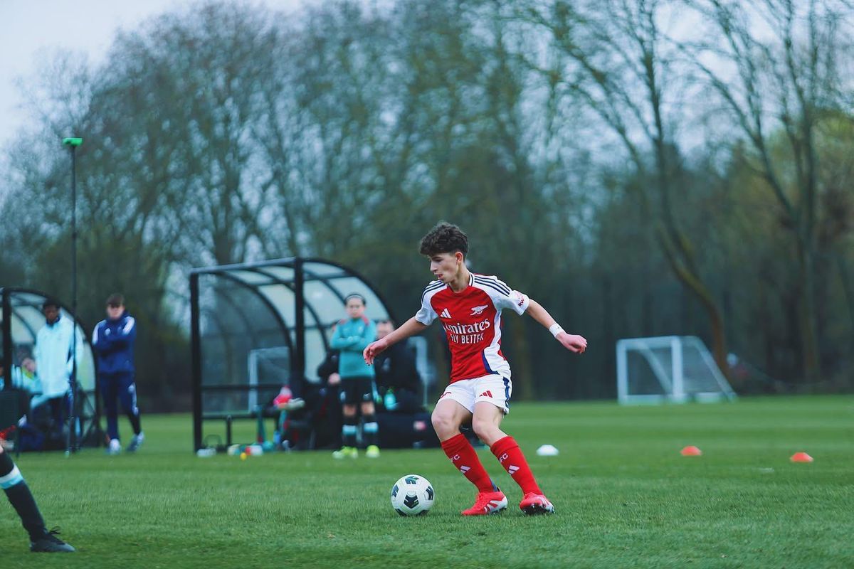 Românul Robert Asavetei a semnat cu Arsenal U13