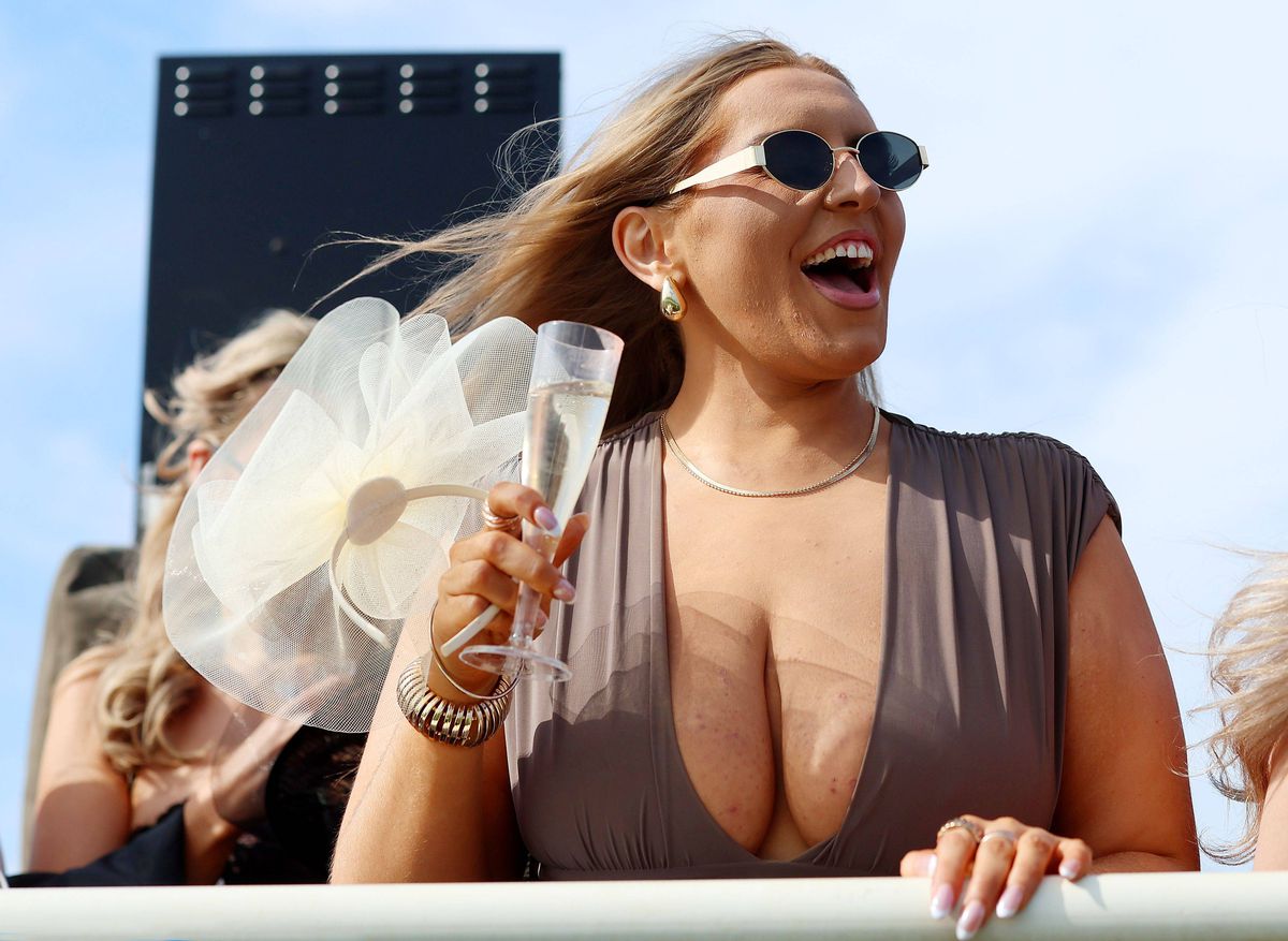 Britanicii știu să petreacă! În ce au transformat cea mai așteptată competiție sportivă a săptămânii