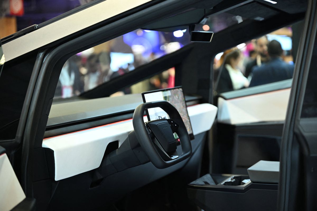 Mașina Tesla, descrisă de Elon Musk drept „indestructibilă”, a fost RUPTĂ în două de un Mercedes