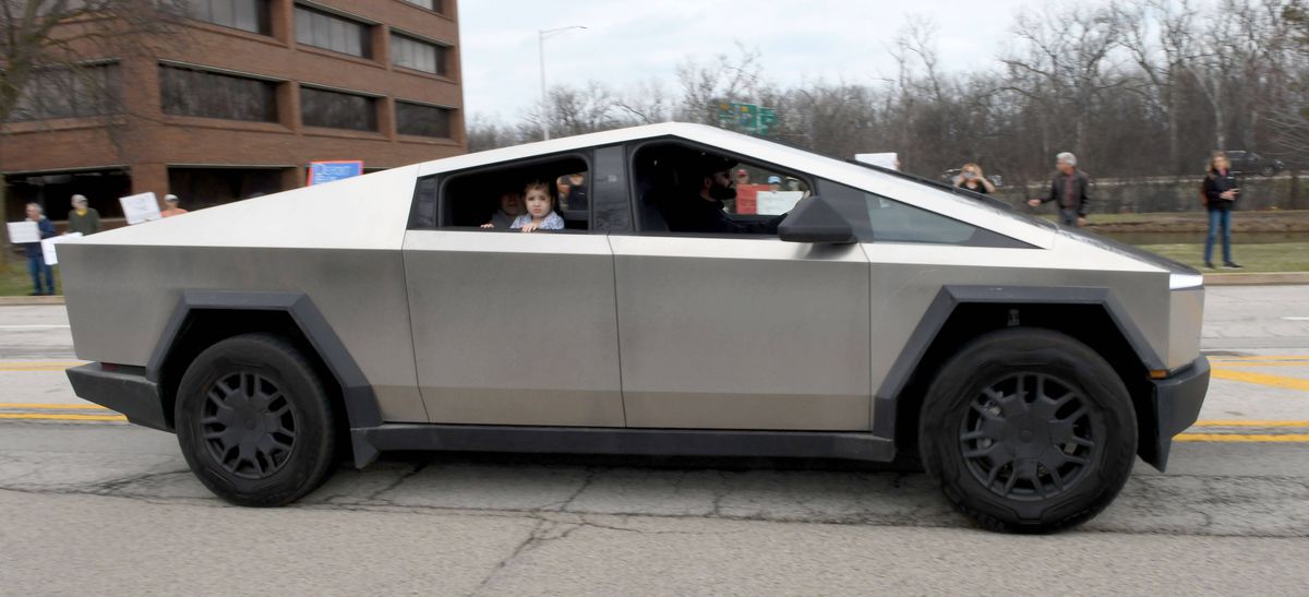 Mașina Tesla, descrisă de Elon Musk drept „indestructibilă”, a fost RUPTĂ în două de un Mercedes