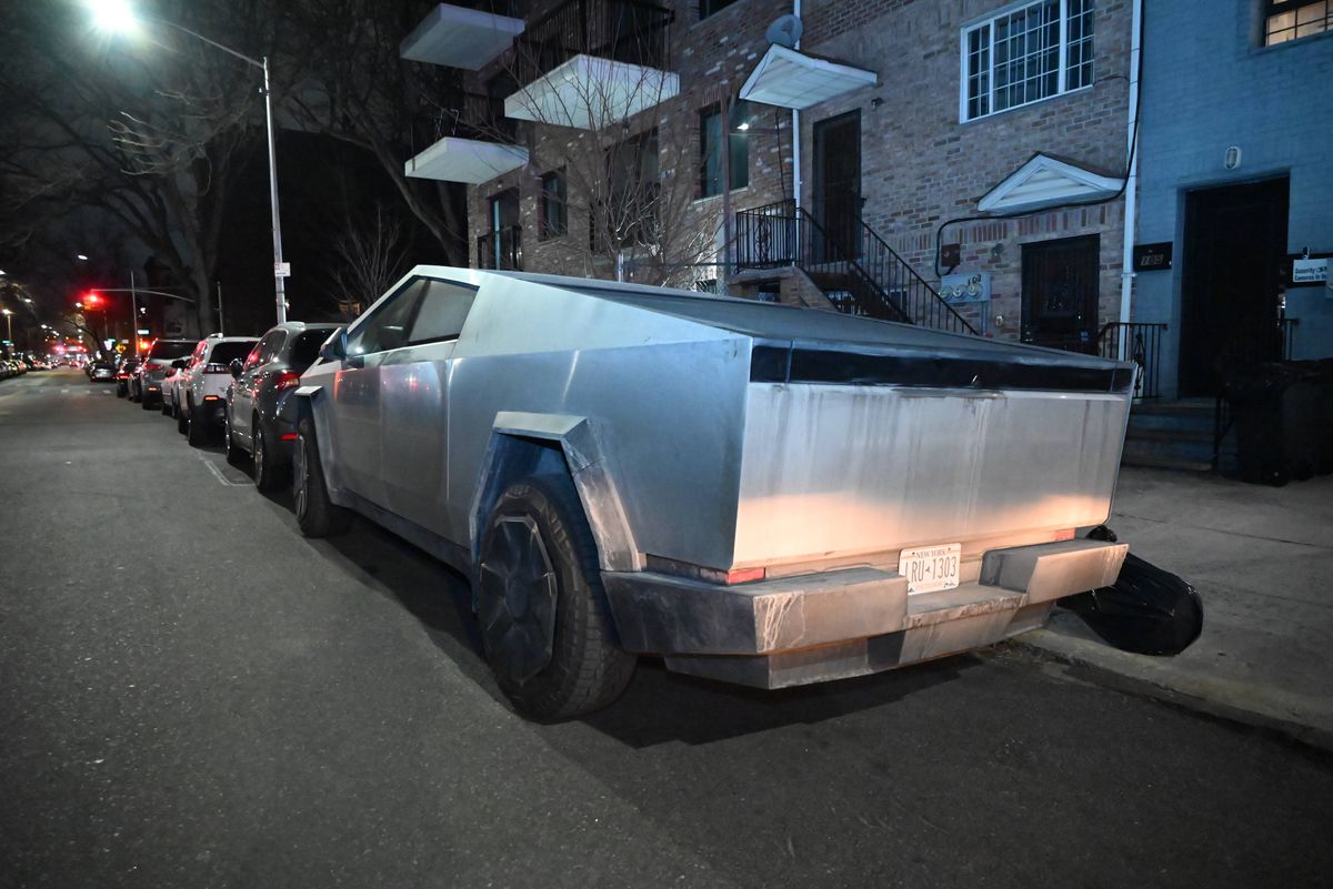 Mașina Tesla, descrisă de Elon Musk drept „indestructibilă”, a fost RUPTĂ în două de un Mercedes