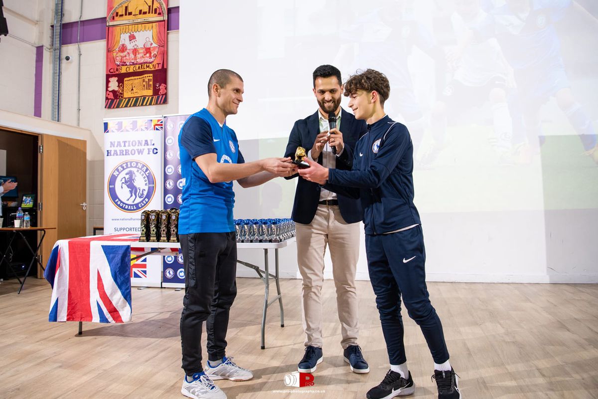 Românul Robert Asavetei a semnat cu Arsenal U13