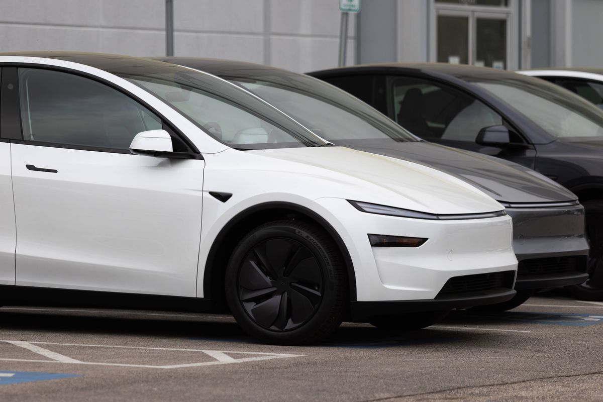 Mașina Tesla, descrisă de Elon Musk drept „indestructibilă”, a fost RUPTĂ în două de un Mercedes