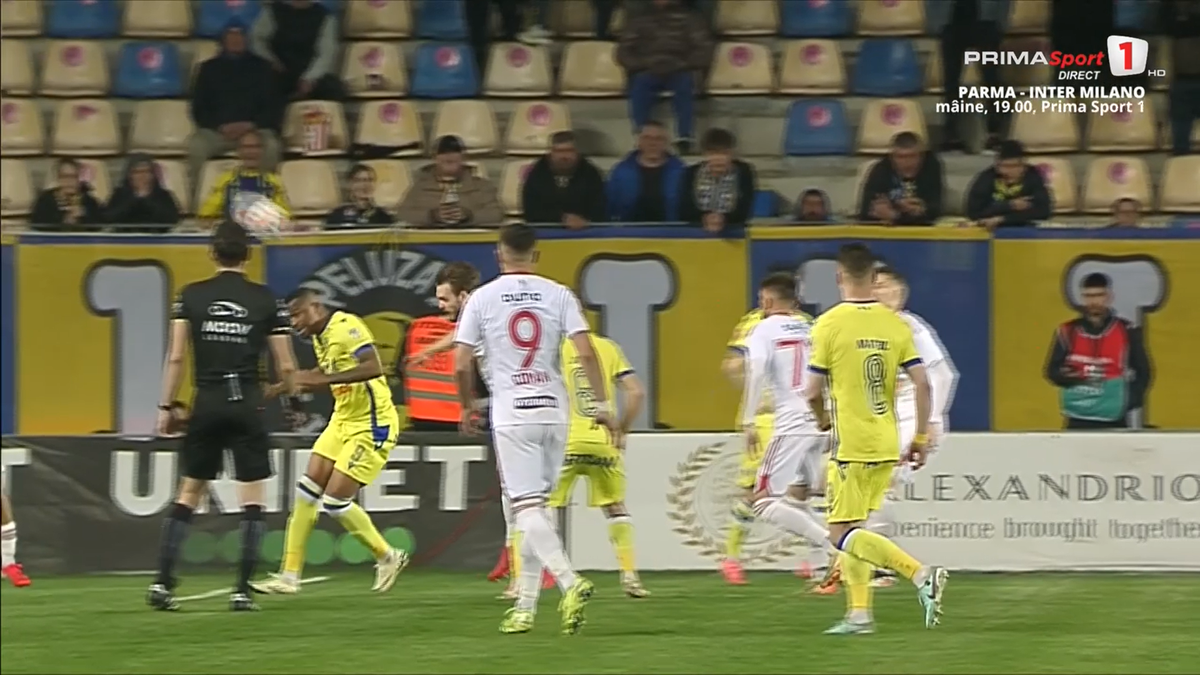 Două faze controversate în Petrolul - Sepsi, ambele judecate în aceeași direcție » Henț evident în careu, arbitrul nu a revăzut intervenția