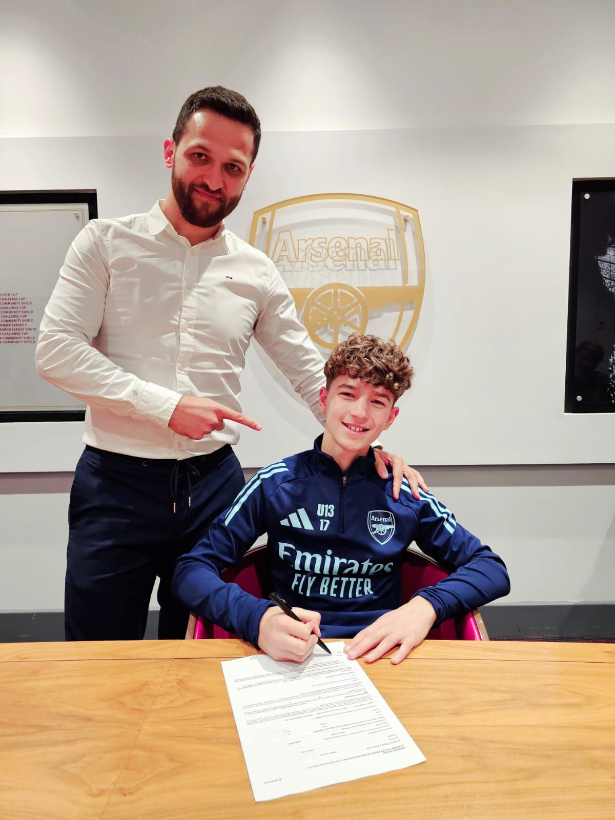 Românul Robert Asavetei a semnat cu Arsenal U13